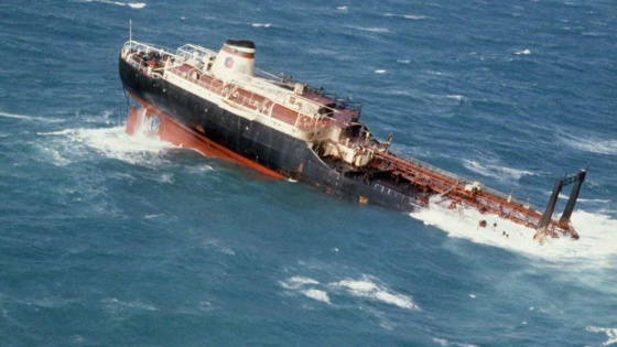 Rejets polluants des navires et épaves : vers un renforcement de l'arsenal juridique