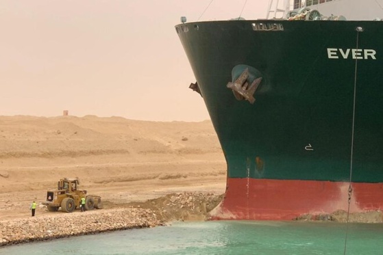 Le canal de Suez bloqué par un porte-conteneurs échoué