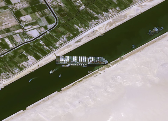 Le canal de Suez toujours bloqué, un renflouement pas si simple